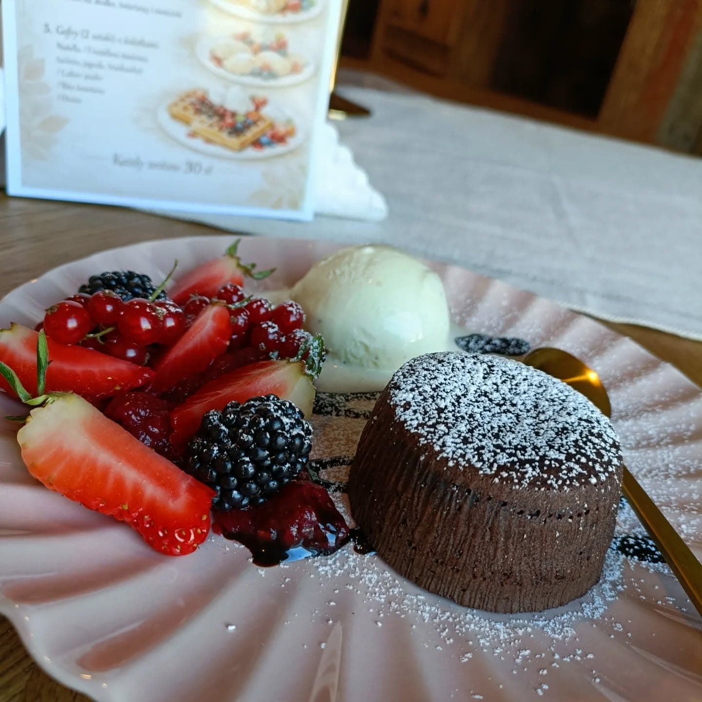 Czekoladowy fondant z lodami i świeżymi owocami — kawiarnia Kawałek