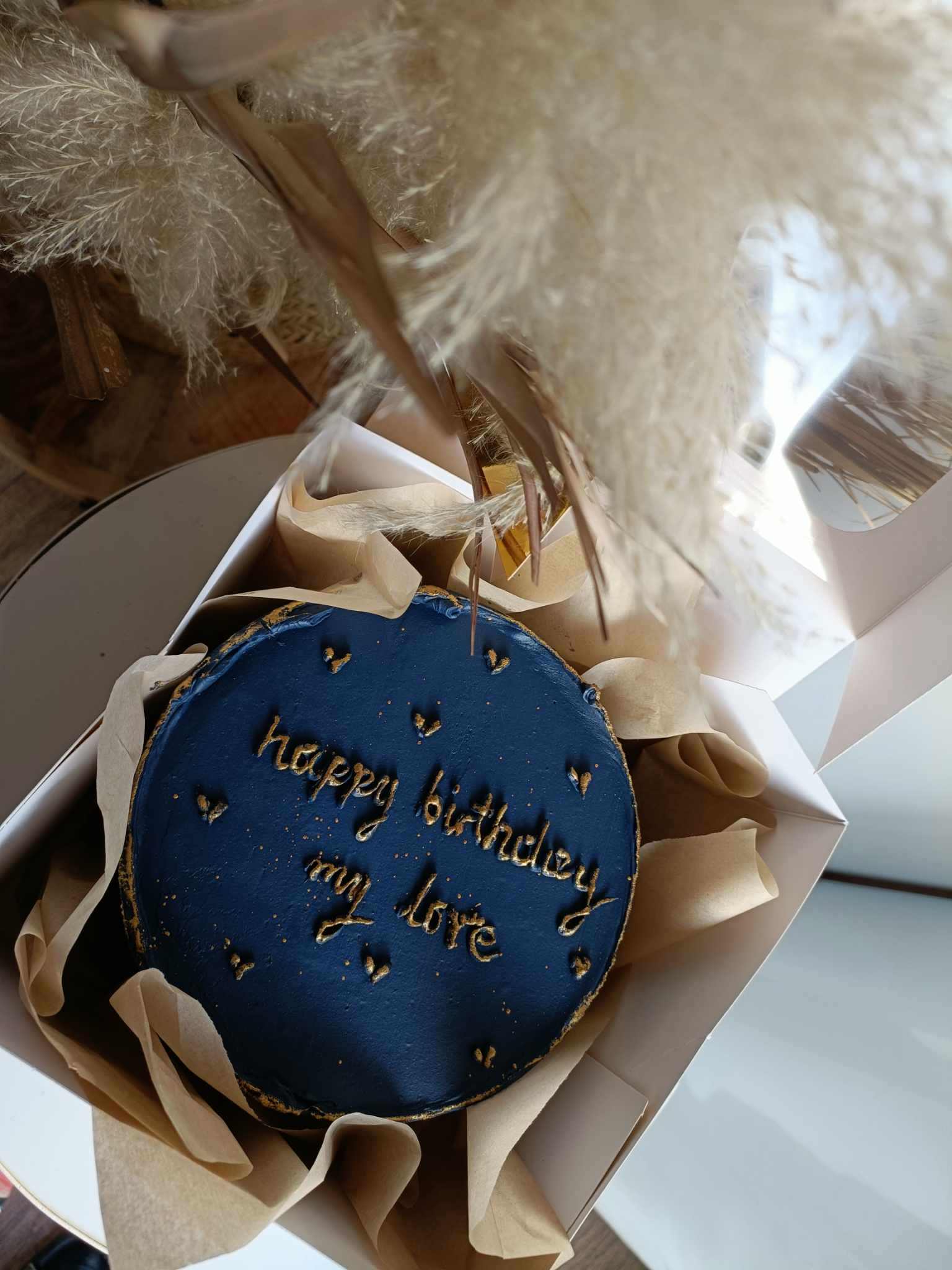 Tort urodzinowy granatowy z napisem Happy Birthday