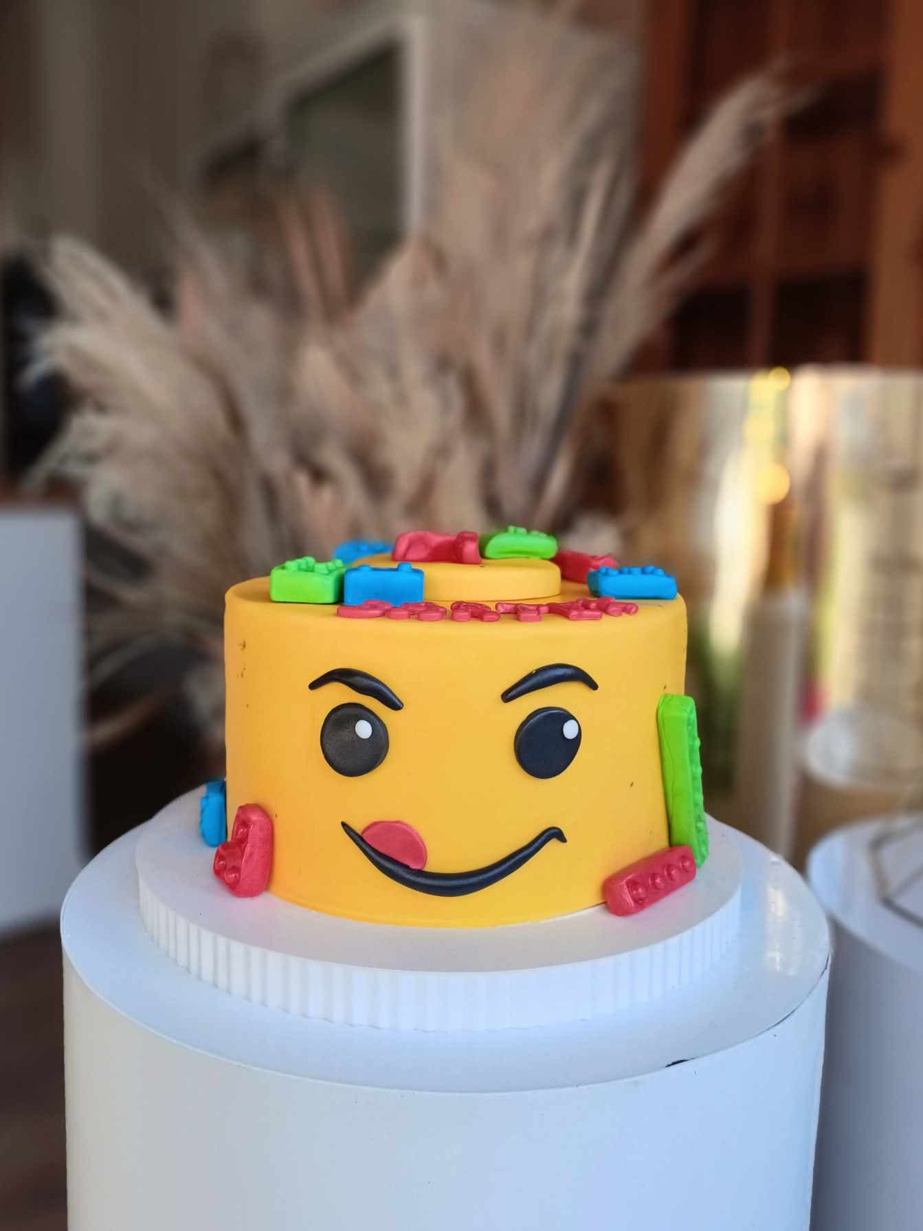 Tort urodzinowy z motywem klocków Lego
