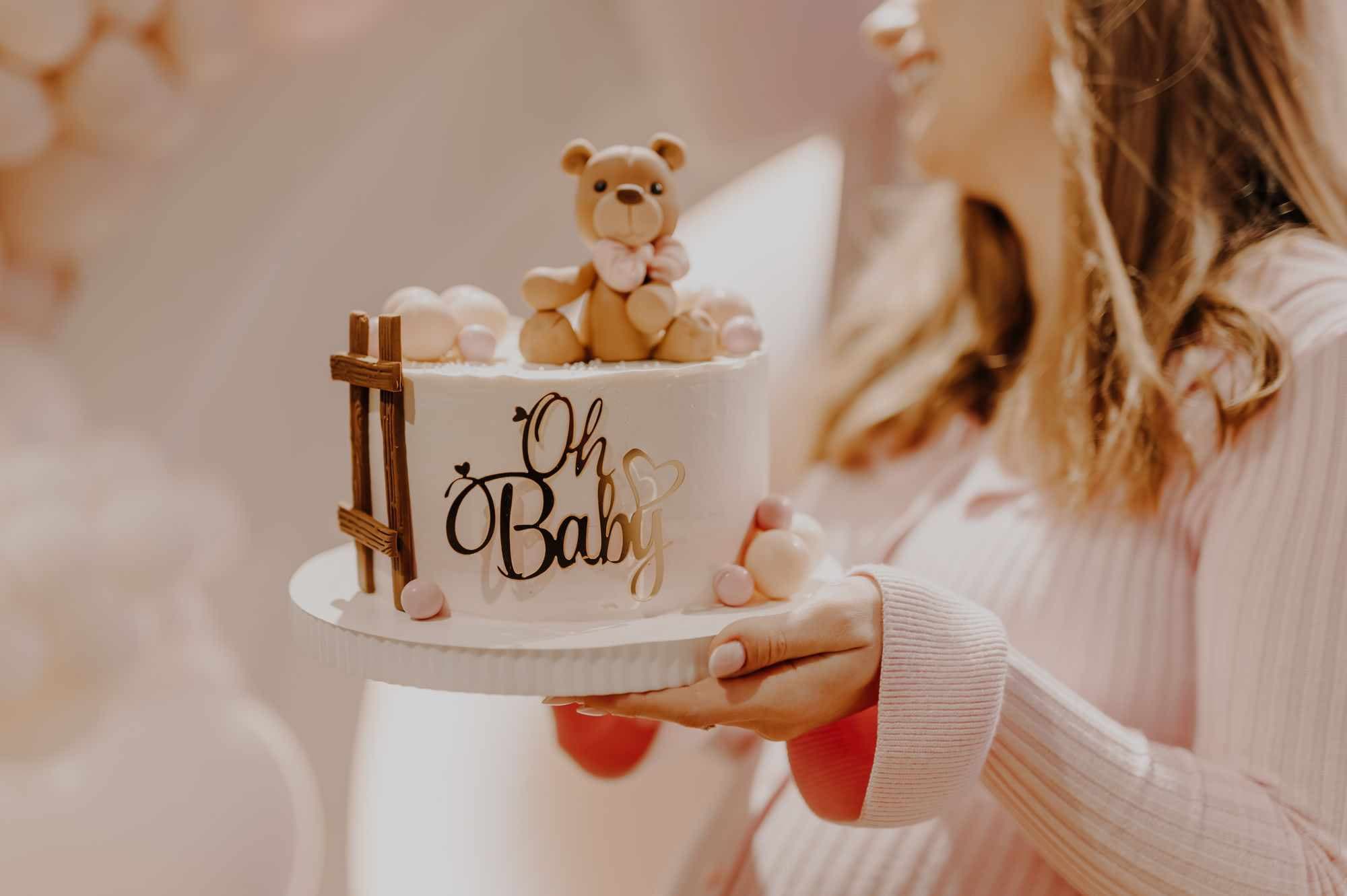 Tort na baby shower z figurką misia
